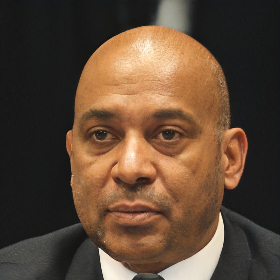 Senior financial analyst and trading mentor